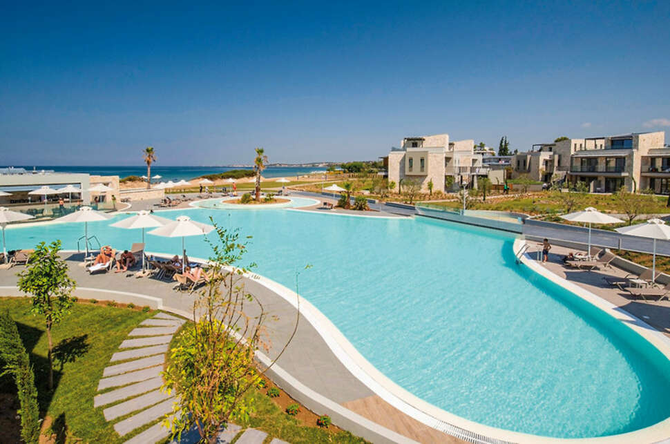 Een foto van het zwembad bij Portes Lithos Luxury Resort