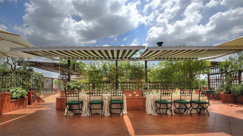 Een foto van het terras bij Hotel Diana Roof Garden