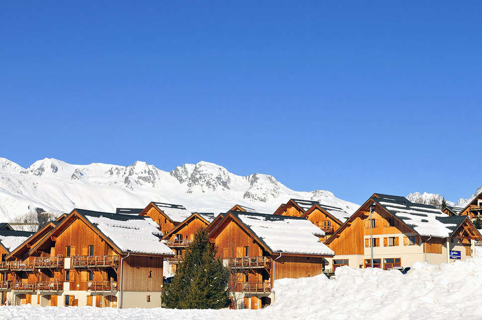 Een foto van de buitenkant van Les Chalets des Ecourt