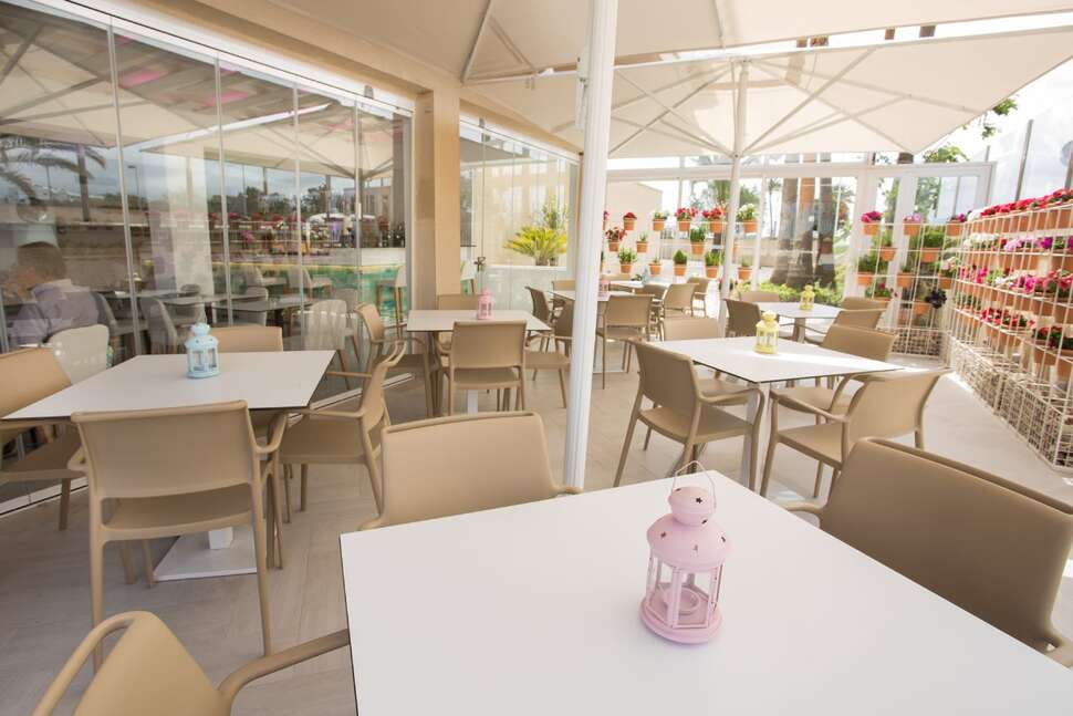 Een foto van het terras bij Hotel Sant Jordi