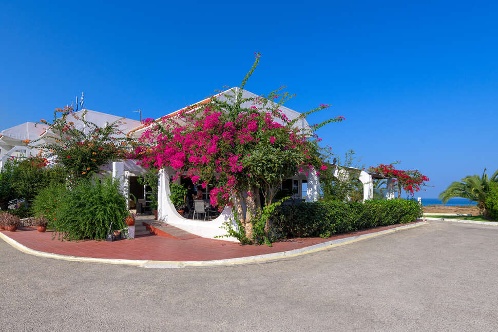 Een foto van de buitenkant van Nirvana Beach Hotel