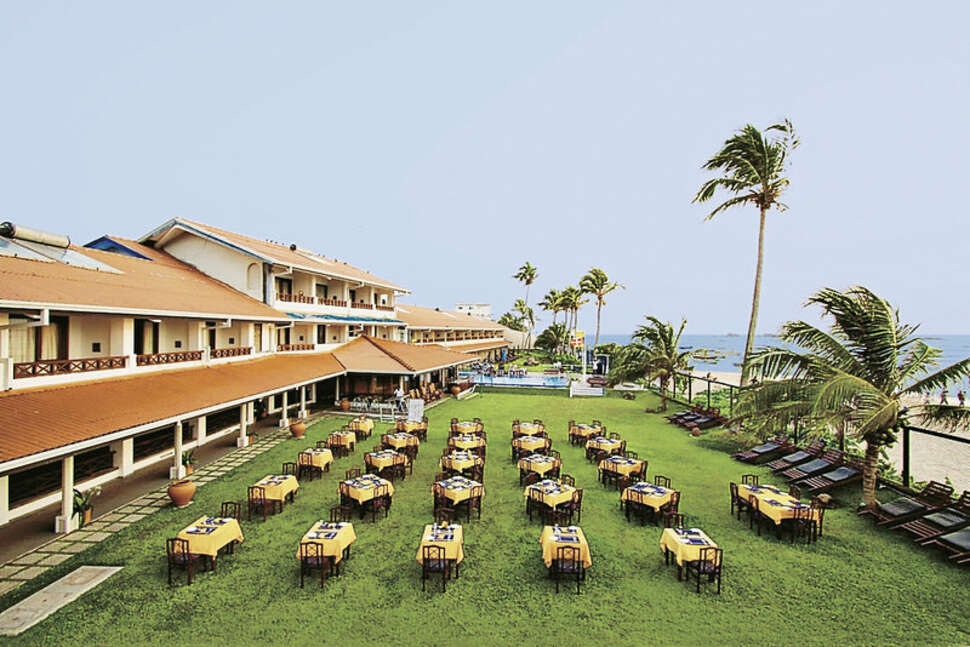 Een foto van het terras bij Coral Sands Hotel