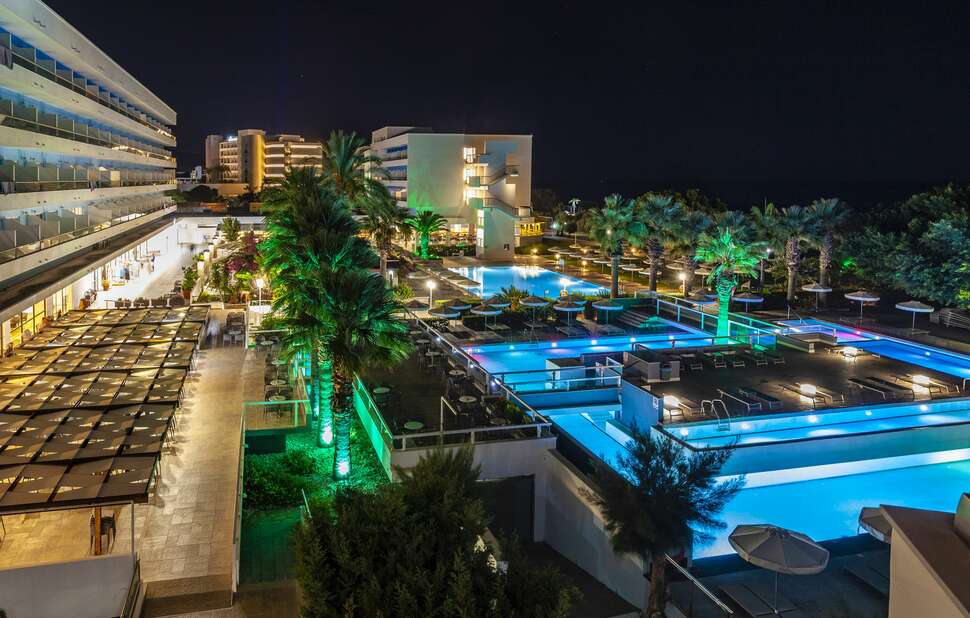 Een foto van het zwembad bij Blue Sea Beach Resort