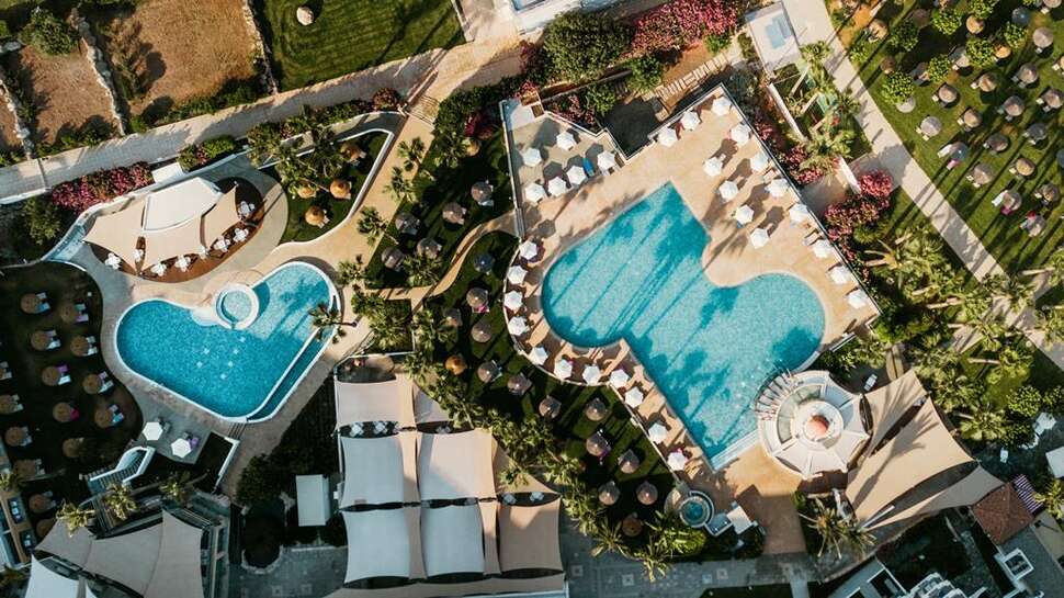 Een foto van het zwembad bij St. George Hotel Spa & Beach Resort