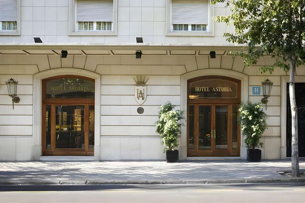 Een foto van de buitenkant van Hotel Astoria Barcelona
