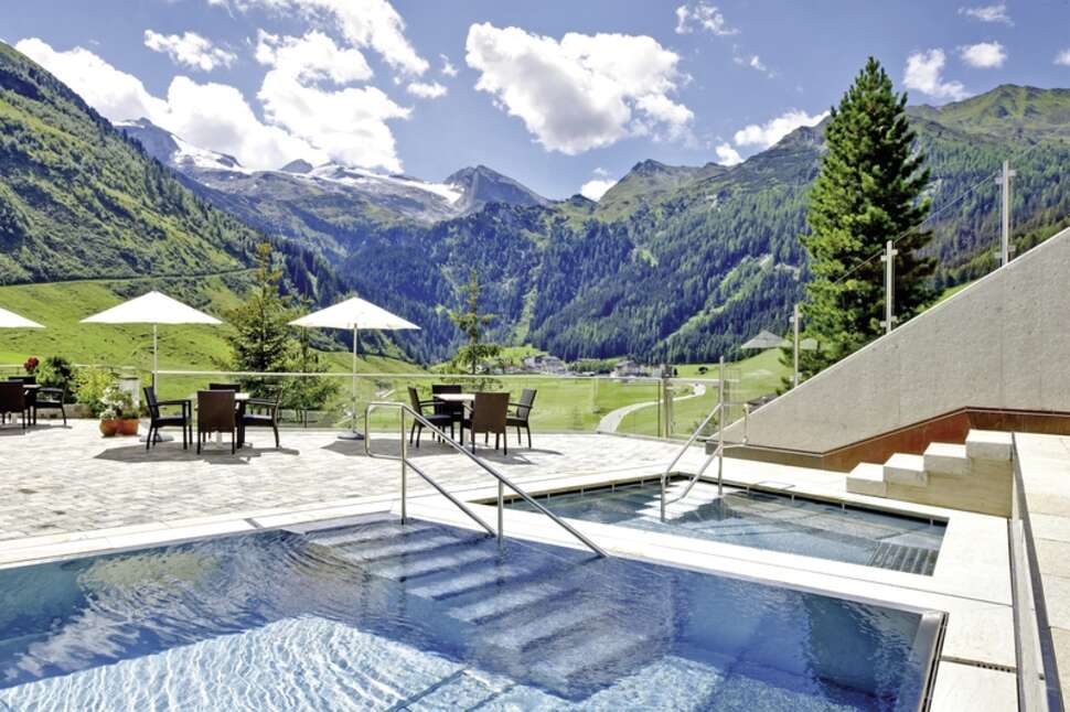 Ein Foto vom Pool im Berghof Crystal Spa & Sports