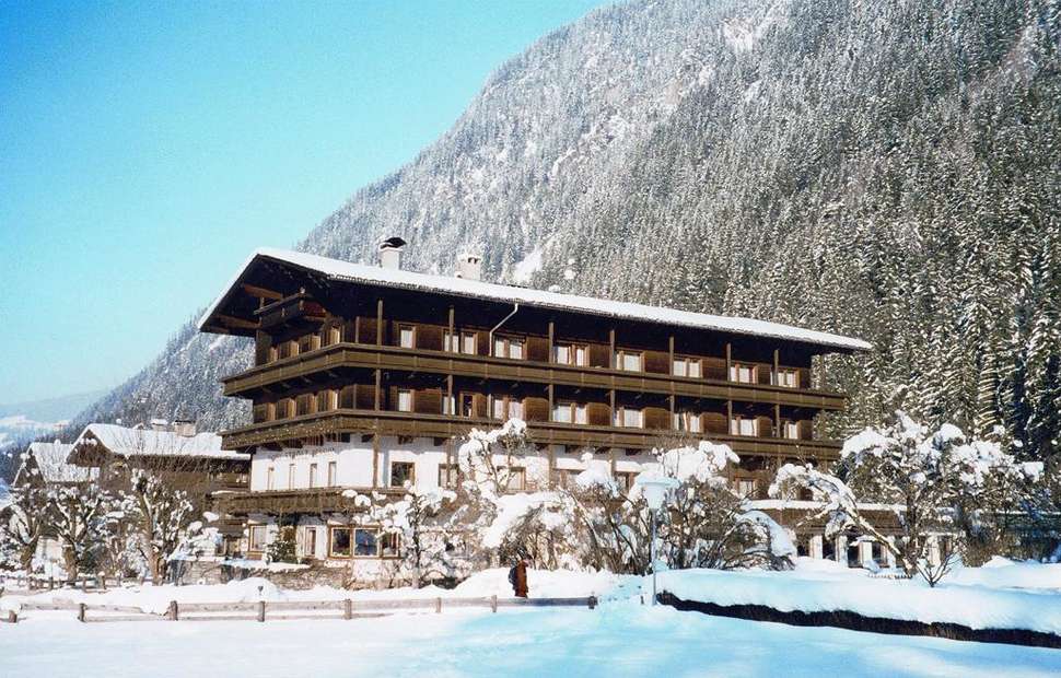 Een foto van de buitenkant van Hotel Pension Strolz