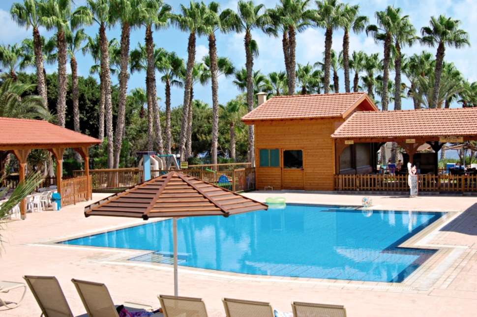 Een foto van het zwembad bij Cavo Maris Beach Hotel