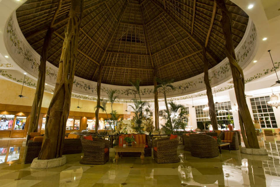 Een foto van het terras bij Catalonia Royal Tulum
