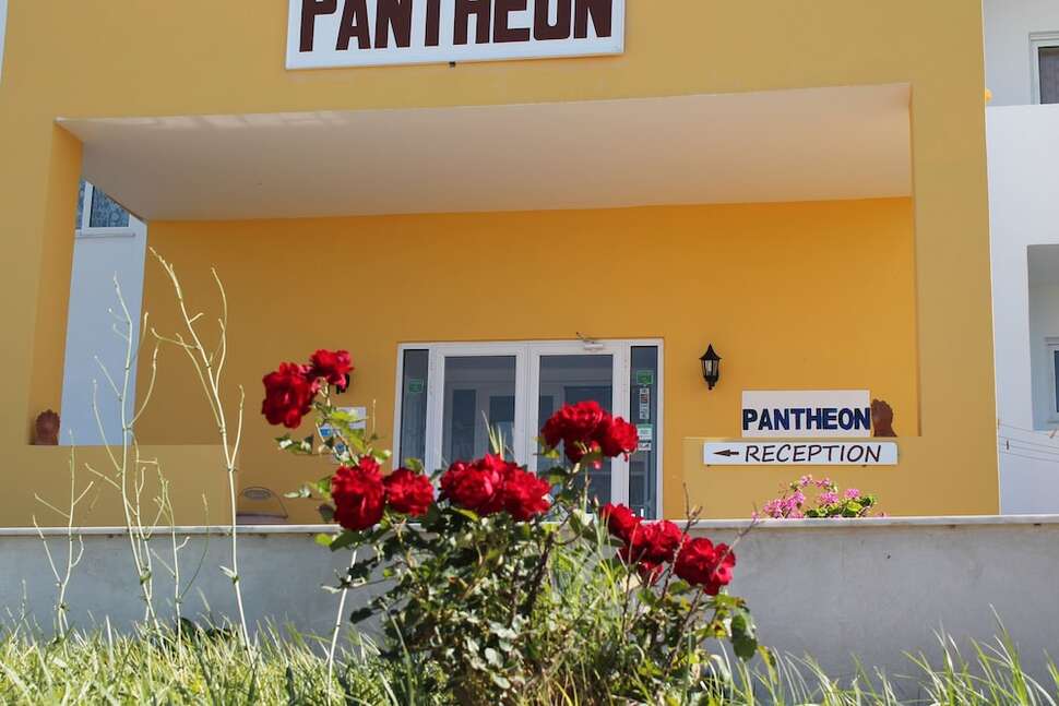 Een foto van de buitenkant van Pantheon Studios