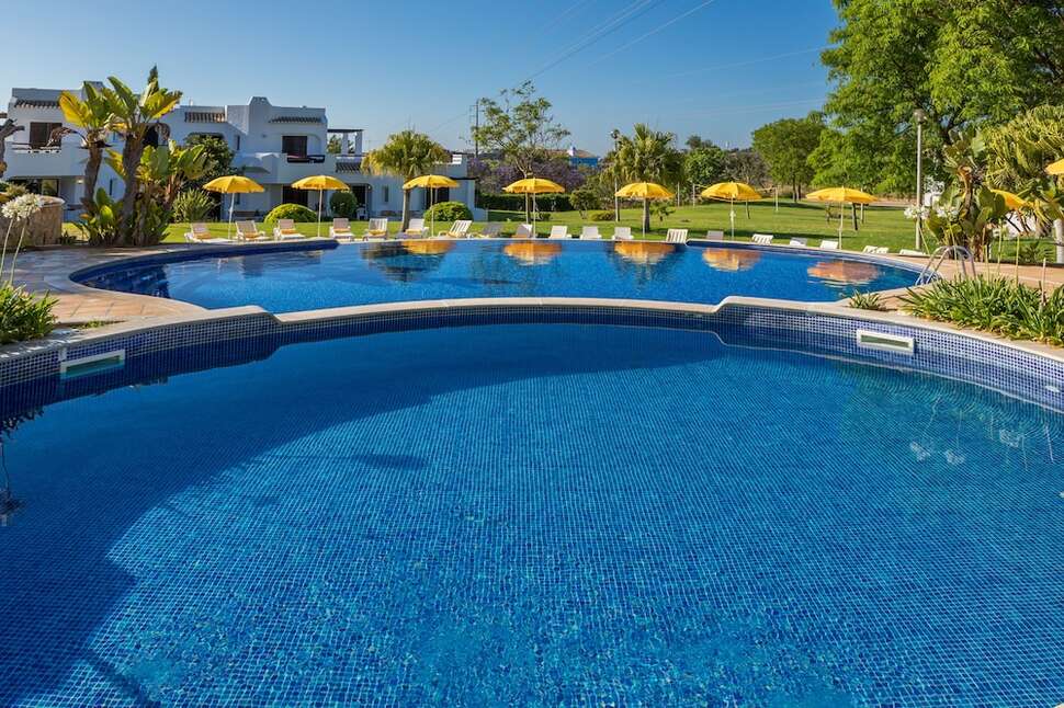 Een foto van het zwembad bij Clube Albufeira Garden Village