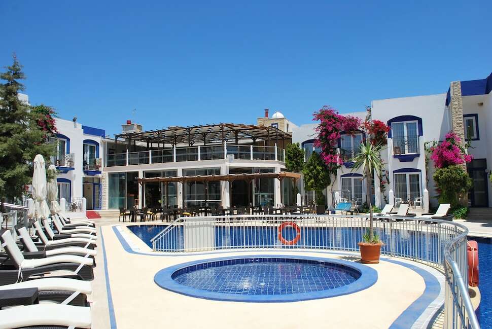 Ein Foto vom Pool im Serpina Hotel