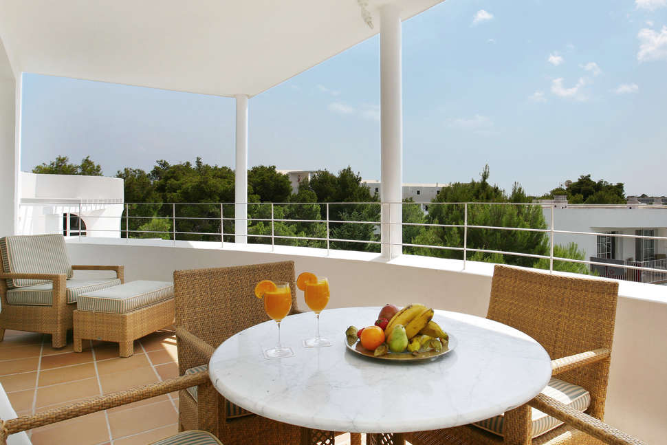 Een foto van het terras bij Melia Cala d'Or Boutique Hotel