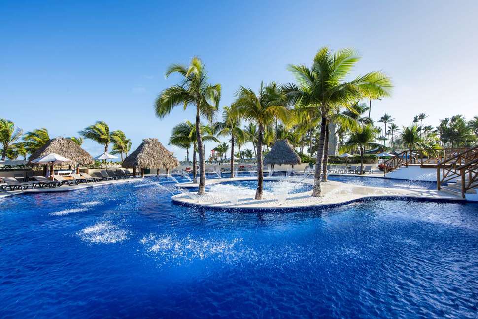 Een foto van het zwembad bij Occidental Caribe