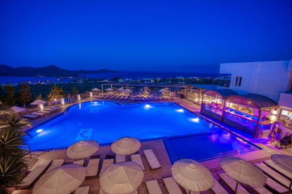 Een foto van het zwembad bij Elounda Water Park Residence Hotel