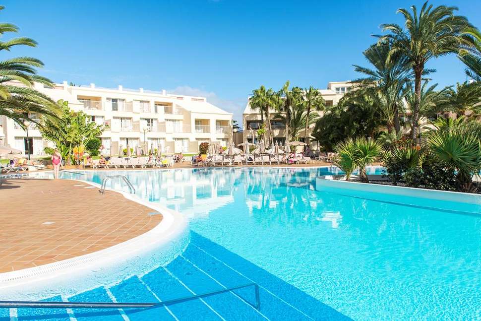 Een foto van het zwembad bij Riu Oliva Beach Resort