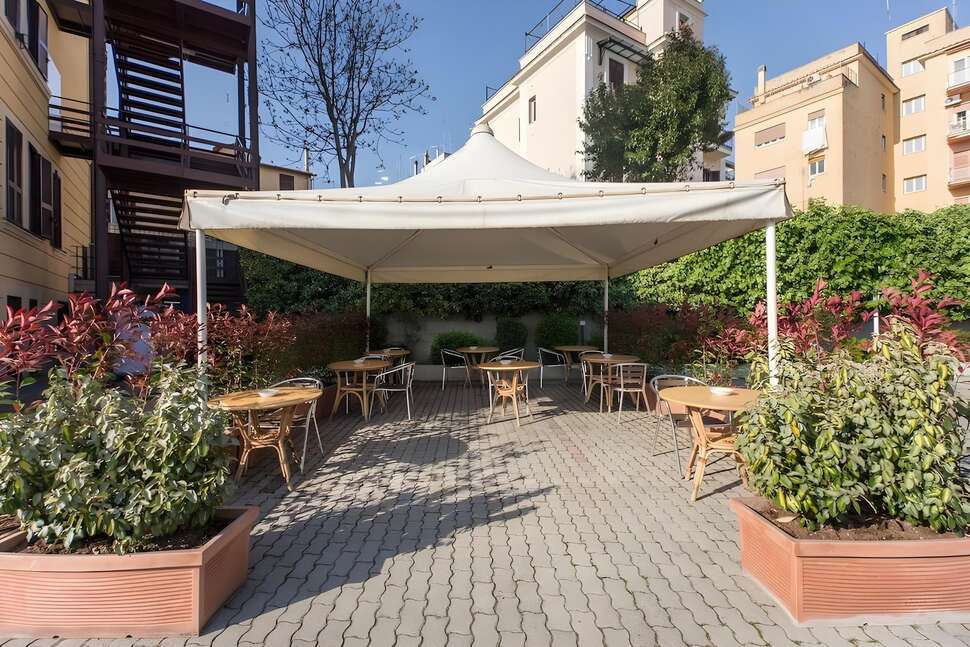 Een foto van het terras bij Romoli Hotel