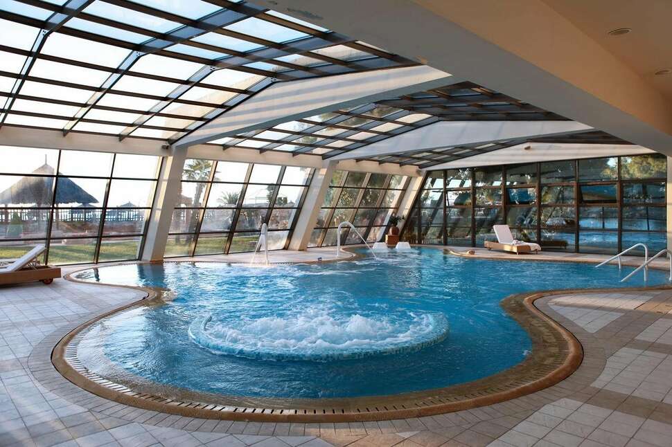 Een foto van het zwembad bij Porto Carras Meliton Hotel