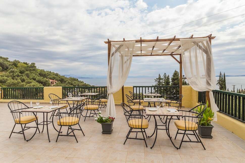 Een foto van het terras bij Corfu Aquamarine Hotel