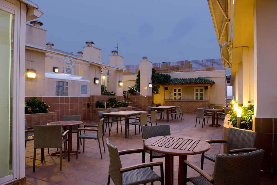 Een foto van het terras bij NH Valencia Center