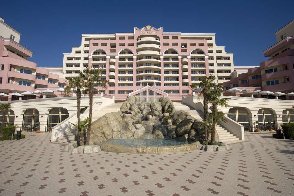 Een foto van de buitenkant van DIT Majestic Beach Resort