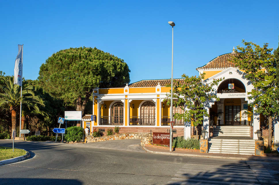 Een foto van de buitenkant van Ona Alanda Club Marbella