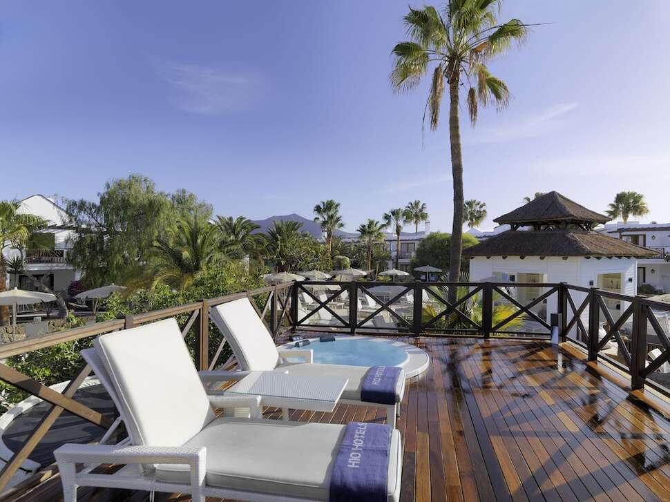 Een foto van het terras bij H10 White Suites