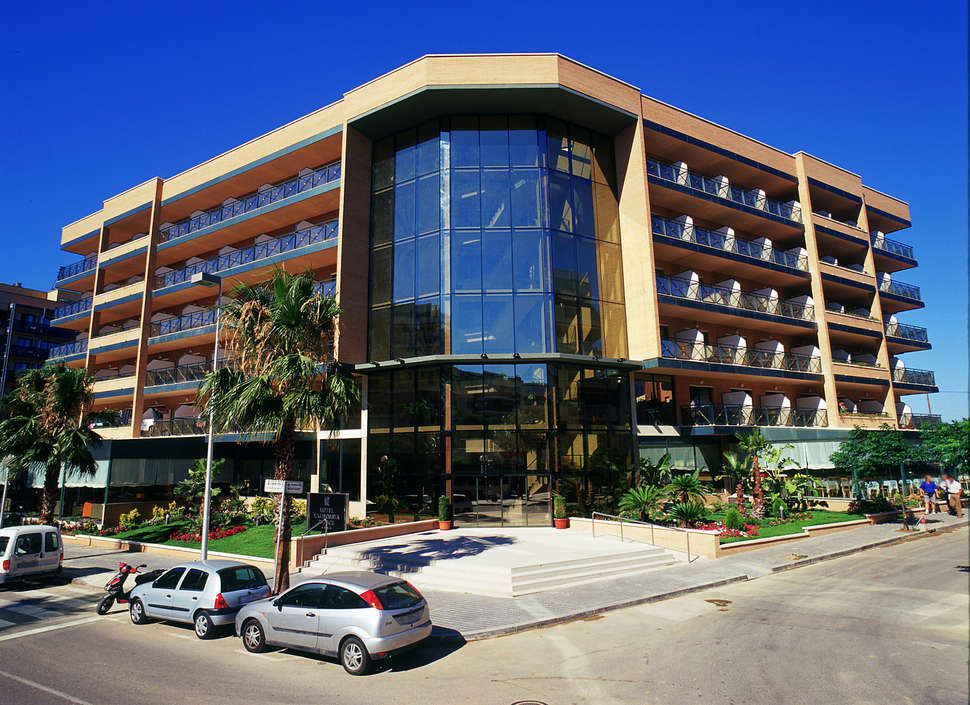 Een foto van de buitenkant van Hotel California Palace