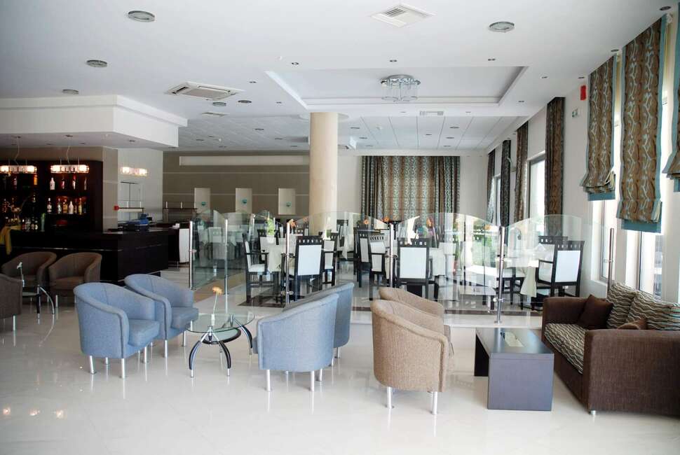 Een foto van het interieur van Letsos Hotel