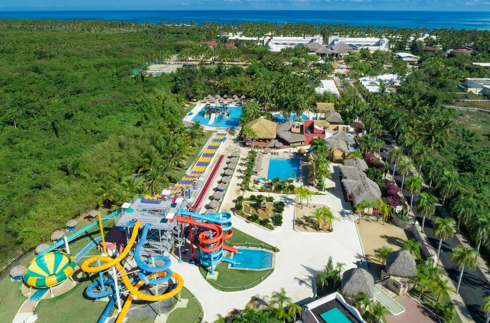 Een foto van het zwembad bij Grand Sirenis Punta Cana Resort