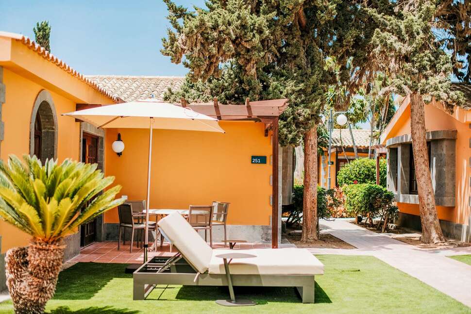 Een foto van de buitenkant van Suites & Villas by Dunas
