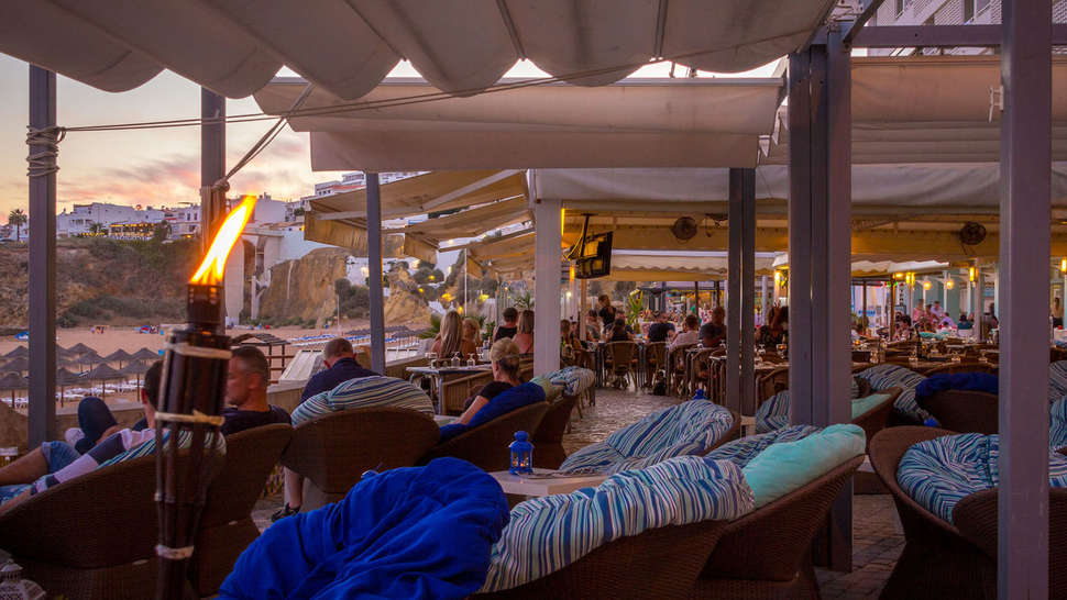 Een foto van het terras bij Hotel Sol e Mar