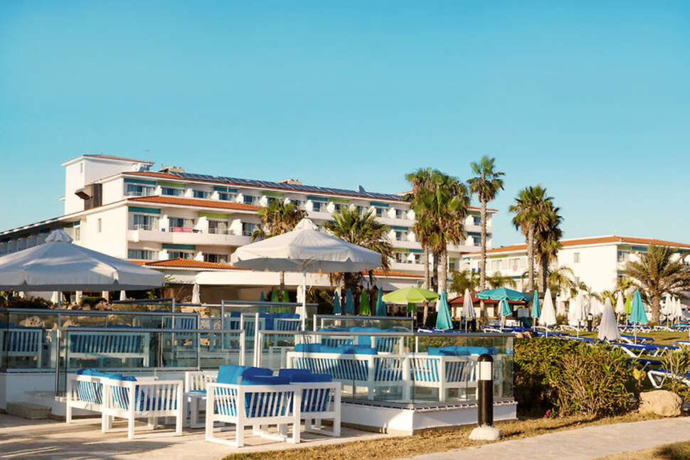 Een foto van het terras bij Leonardo Cypria Bay