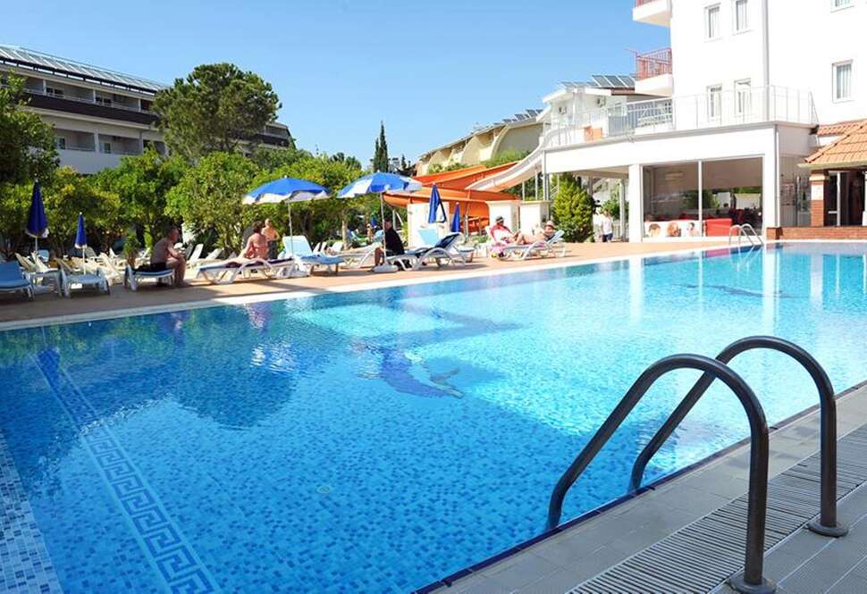 Een foto van het zwembad bij Catty Cats Garden Hotel