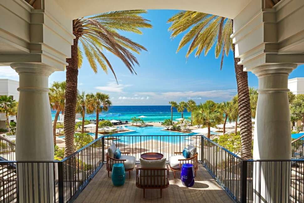 Een foto van het zwembad bij Curacao Marriott Beach Resort