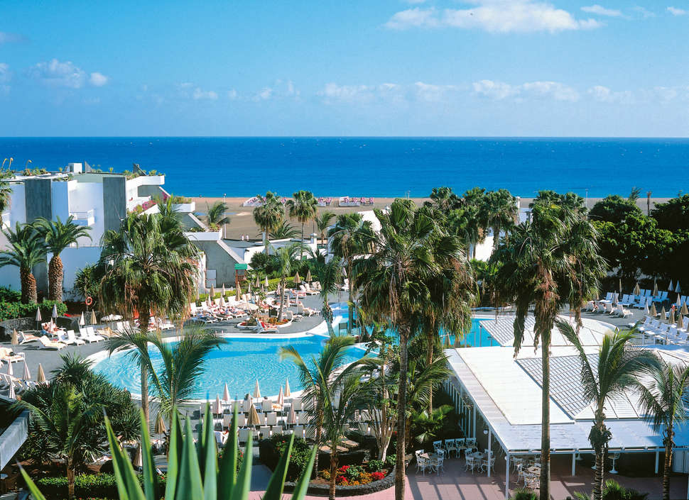 Een foto van het zwembad bij Riu Paraiso Lanzarote Resort