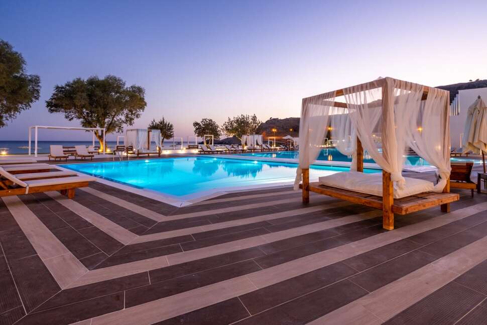 Een foto van het zwembad bij Kamari Plus Hotel