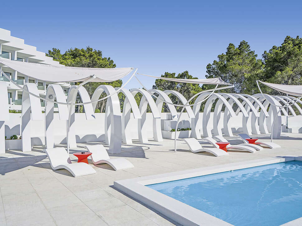Een foto van het zwembad bij THB Naeco Ibiza