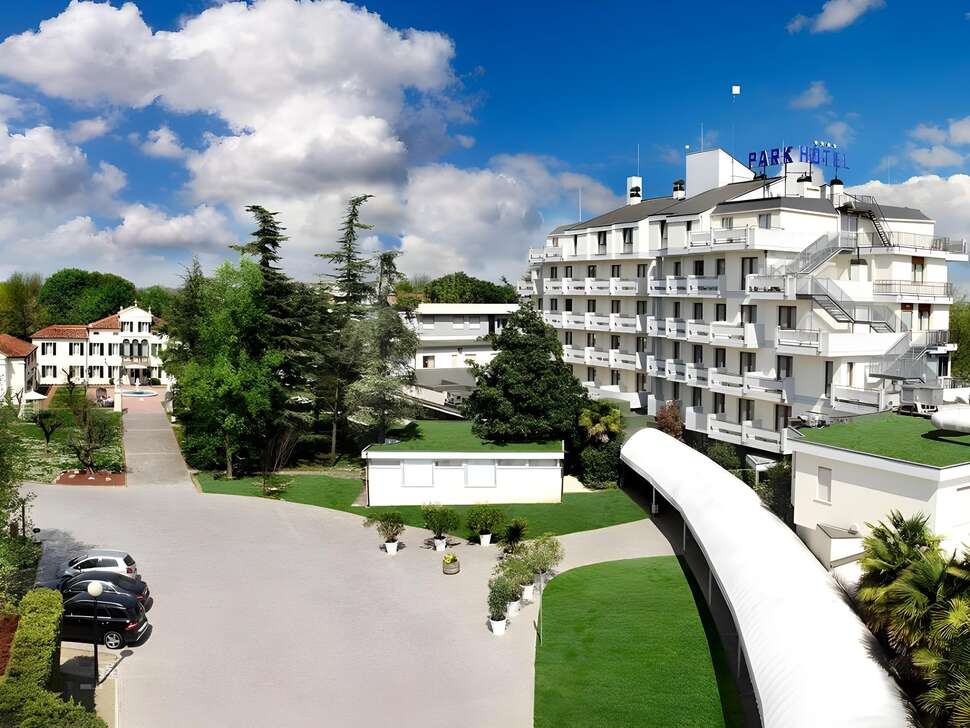 Een foto van de buitenkant van Park Hotel Villa Fiorita