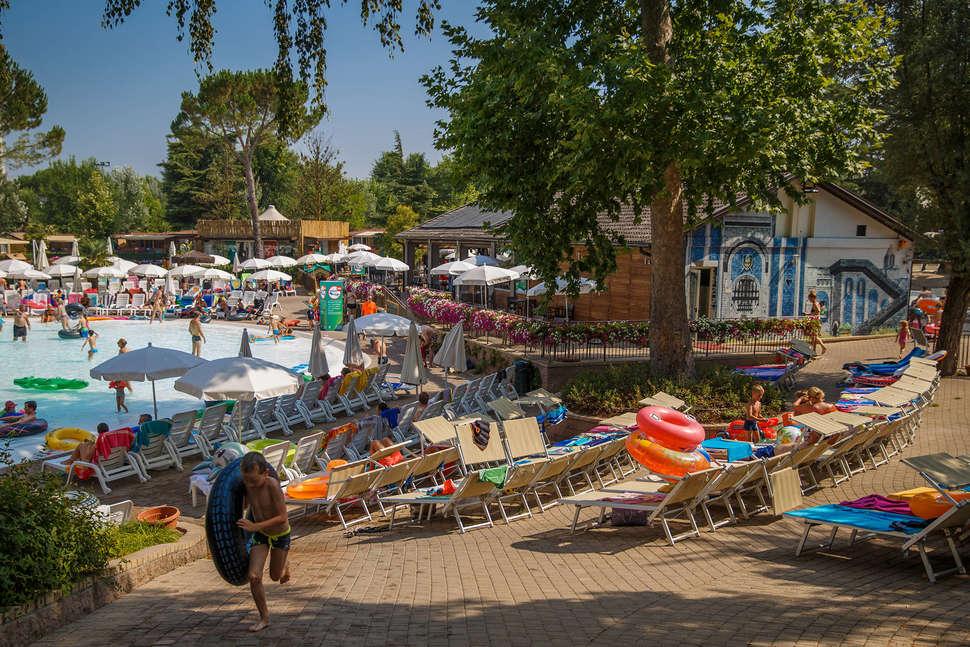 Een foto van het terras bij Camping Altomincio