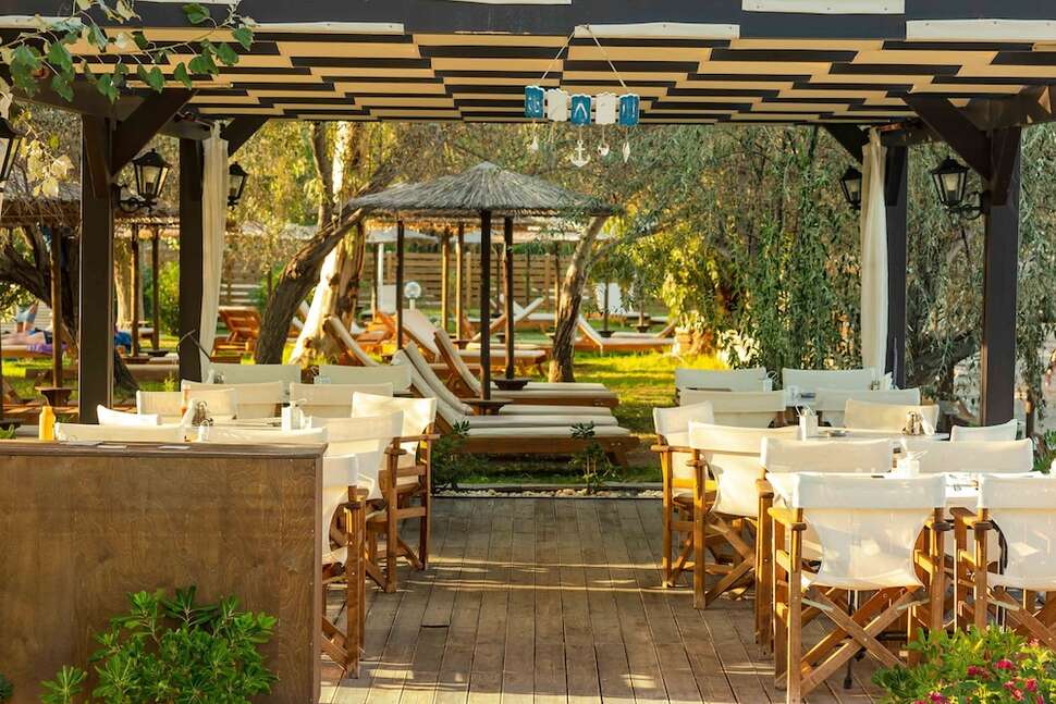 Een foto van het terras bij Aparthotel Robolla Beach