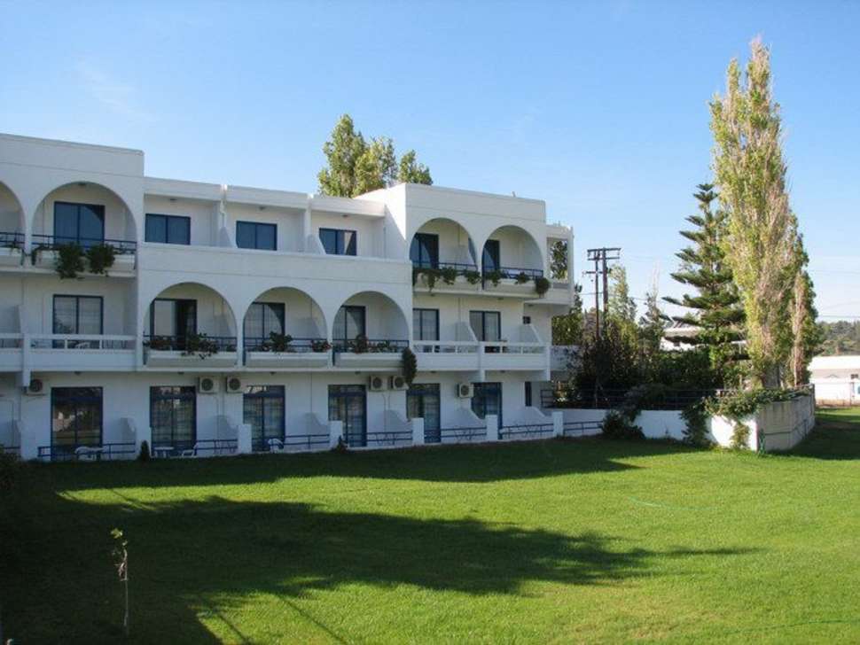 Een foto van de buitenkant van Hotel Danae