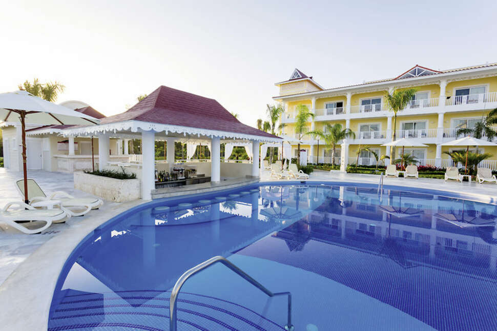 Een foto van het zwembad bij Luxury Bahia Principe Bouganville