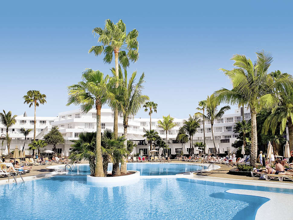 Een foto van het zwembad bij Riu Paraiso Lanzarote Resort