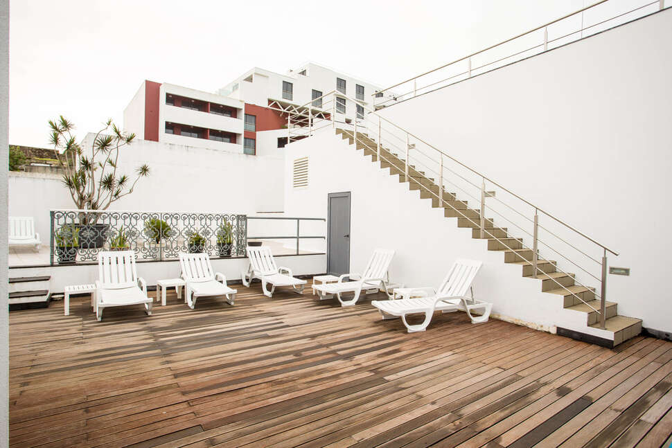 Een foto van het terras bij Aparthotel Antillia