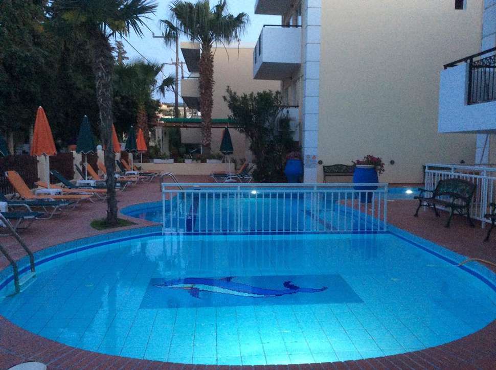 Een foto van het zwembad bij Bueno Hotel Appartementen