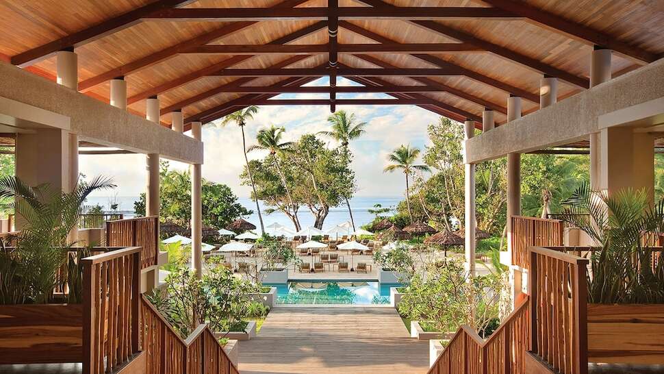 Een foto van het zwembad bij Kempinski Seychelles Resort