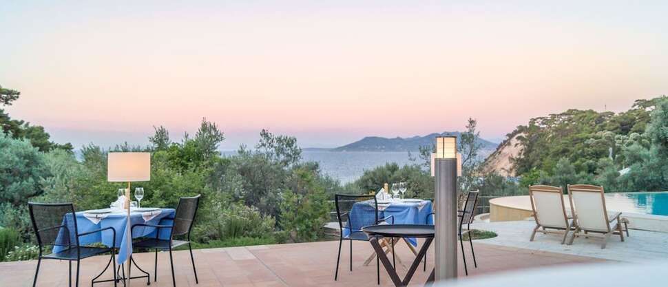 Een foto van het terras bij Armonia Bay Hotel