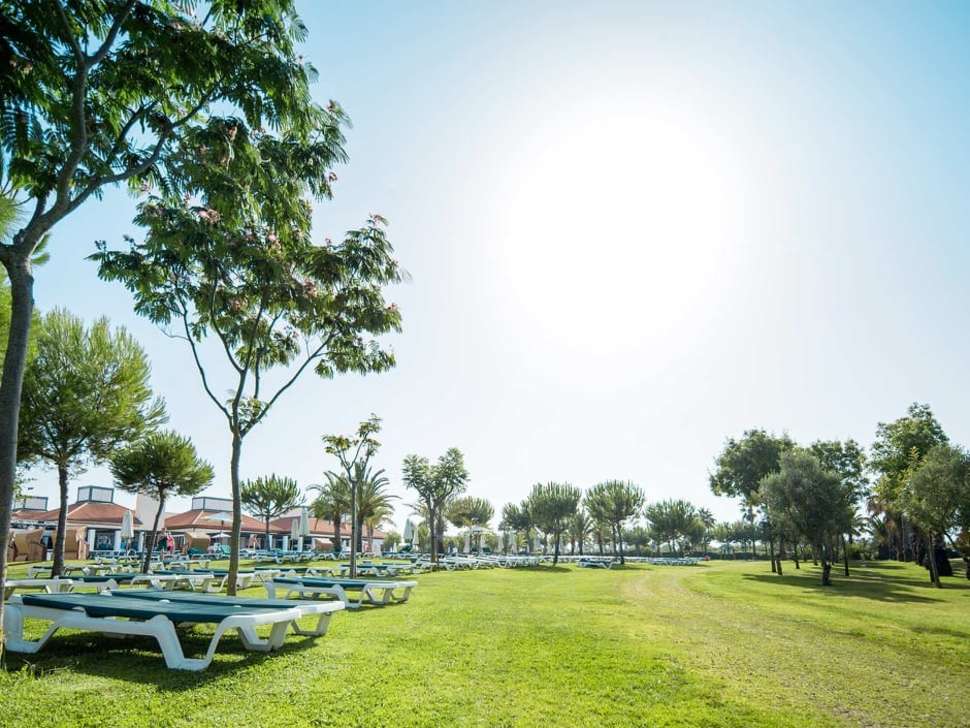 Een foto van het terras bij Robinson Club Quinta Da Ria