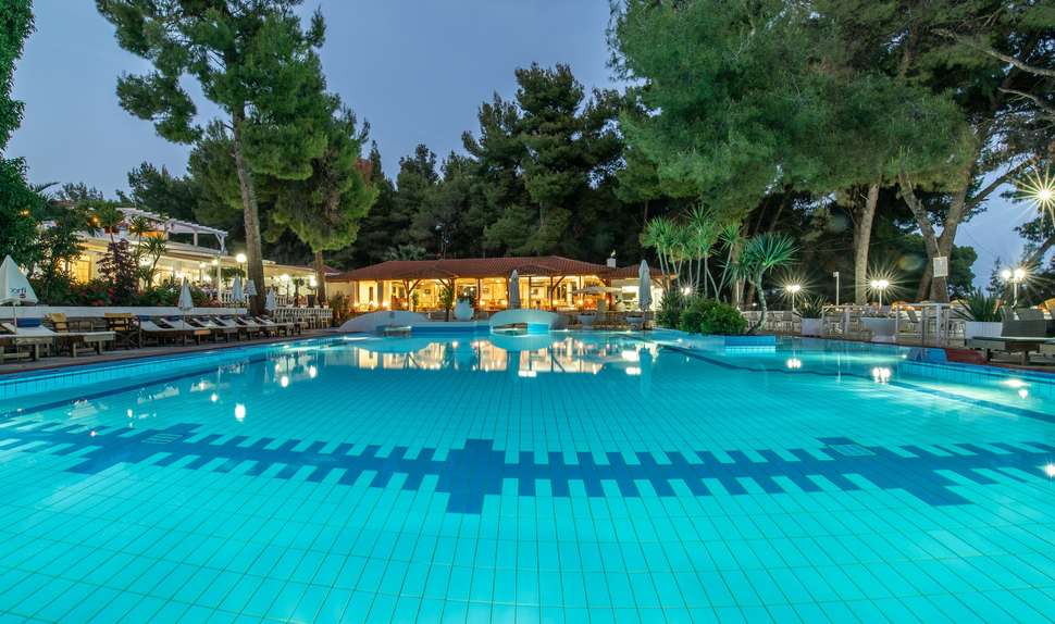 Een foto van het zwembad bij Porfi Beach Hotel